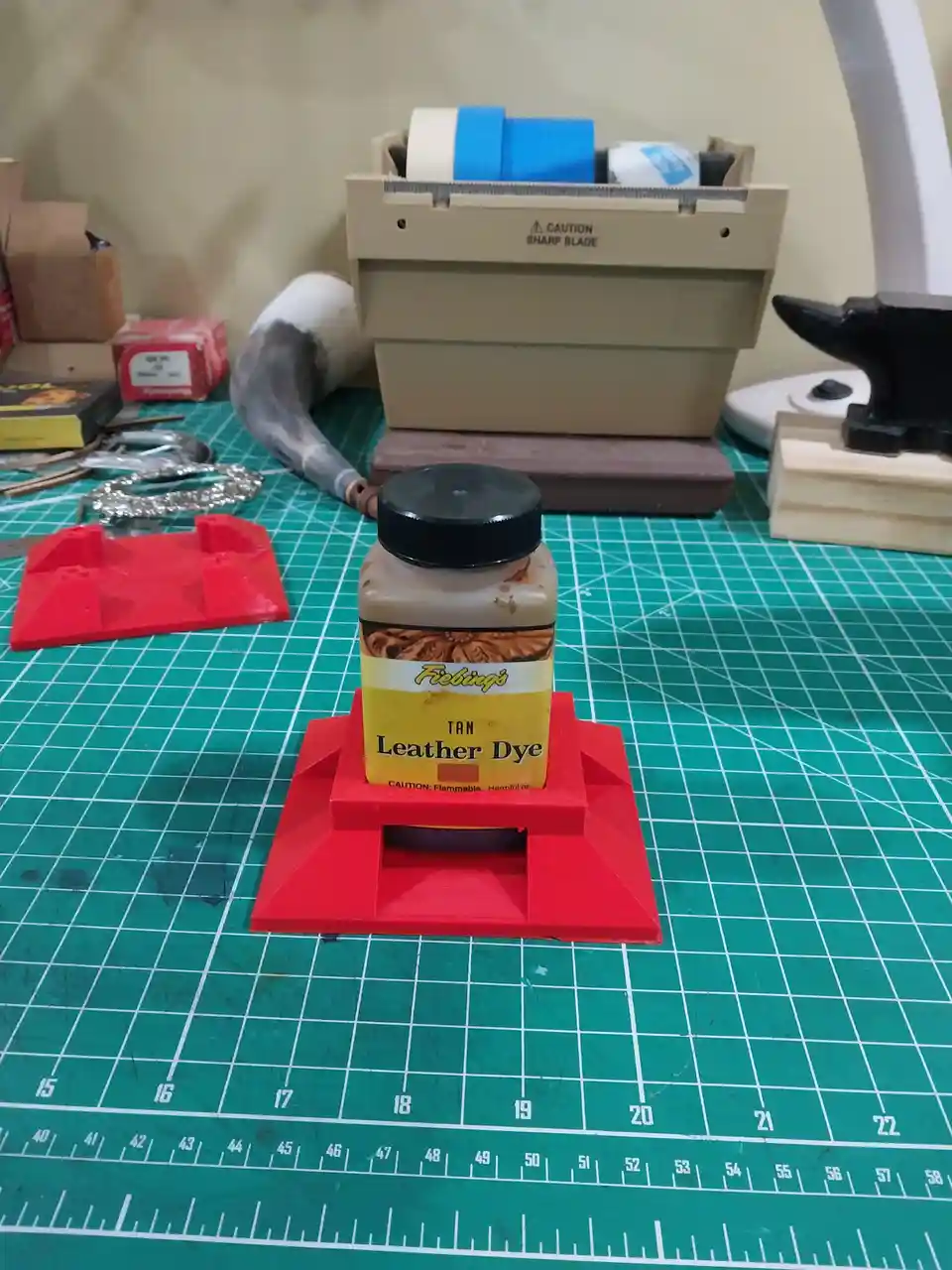 The stand that holds the key to leather dyeing