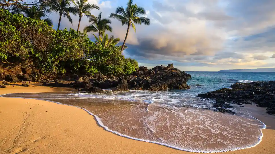 A supposedly secret beach, Secret Cove, is revealed on your desktop. Just a scramble from Big Beach in Makena State Park…