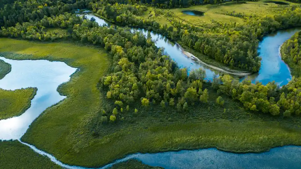 Inlandet, Norway's landlocked county, covers over 15% of the nation's mainland. Rich in water resources, it boasts numerous…