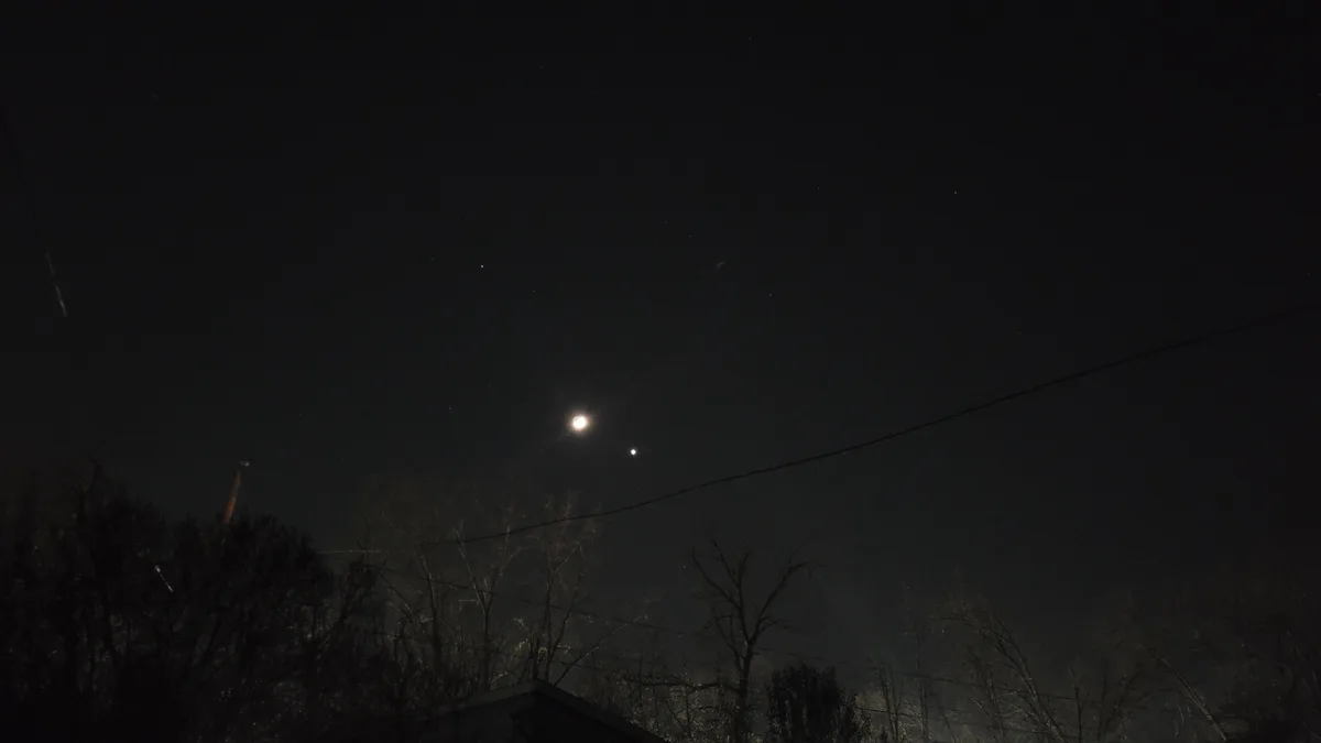 Celestial Wonders: Venus, the Moon, and Saturn Align