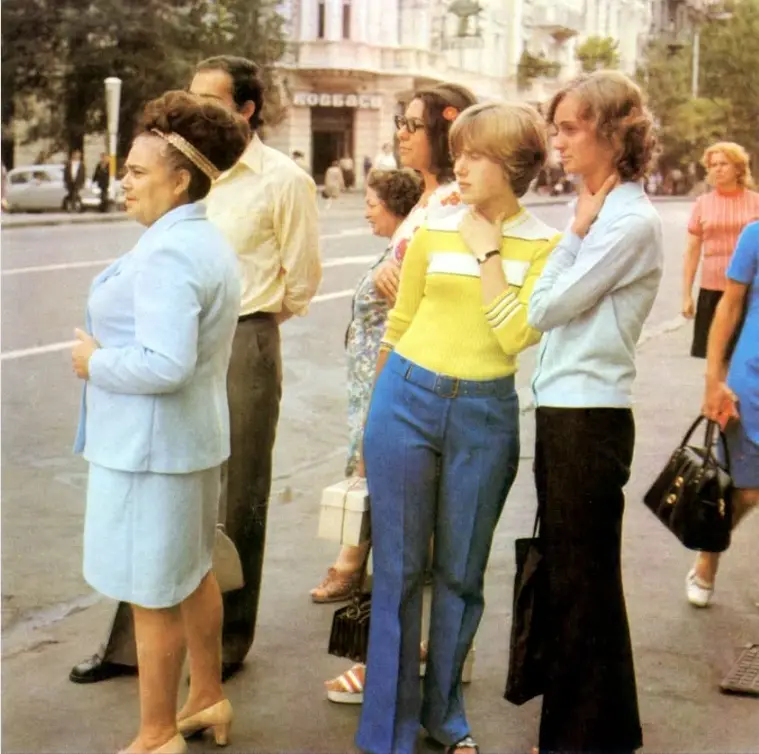 A glimpse of summer streets back in 1977.